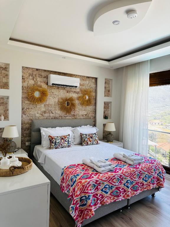 เตียงในห้องที่ Taş Ev Adrasan