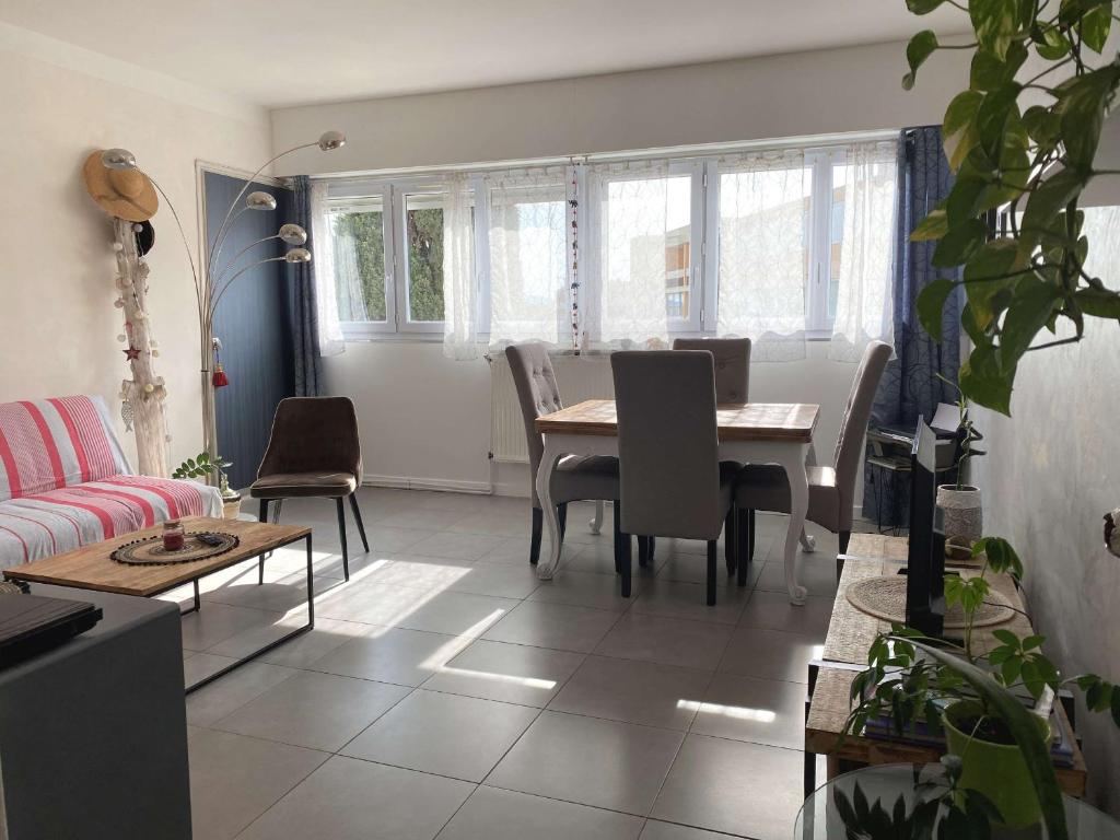 un salon avec une table et des chaises dans l'établissement Appartement T2 - Balcon, Ascenseur, WIFI, tout équipé à Balaruc-les-Bains - FR-1-553-225, à Balaruc-les-Bains