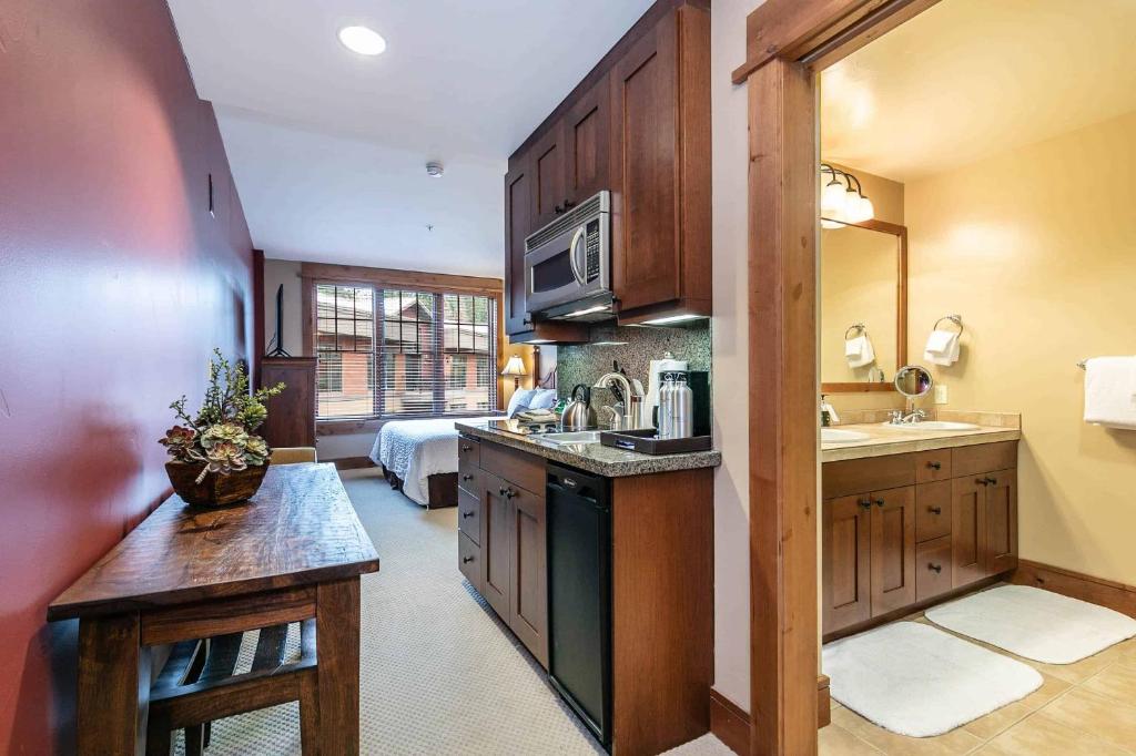 Η κουζίνα ή μικρή κουζίνα στο Catamount Lodge 201A by East West Hospitality