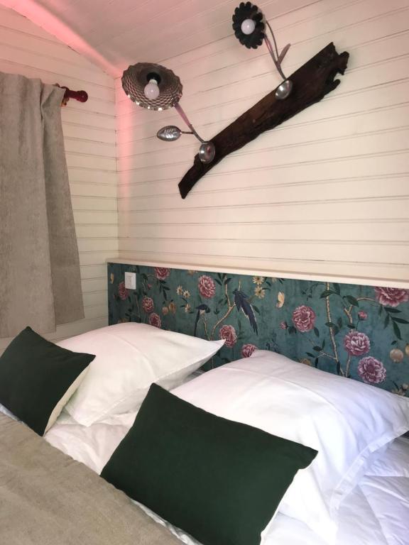 Postel nebo postele na pokoji v ubytování Le Val du Pech chantant chambres d'hôtes