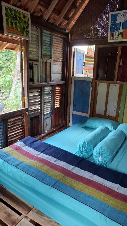 Postel nebo postele na pokoji v ubytování Omah Kepel Yogyakarta