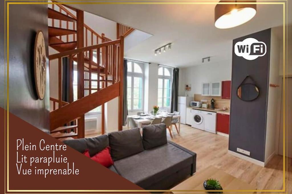 un salon avec un canapé et un escalier en colimaçon dans l'établissement L'Éclat Travot Central Lumineux Vue Sublime, à Cholet
