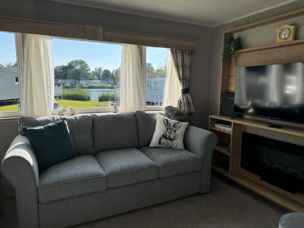 TV a/nebo společenská místnost v ubytování Pretty 2 Bedroom Caravan, South Cerney