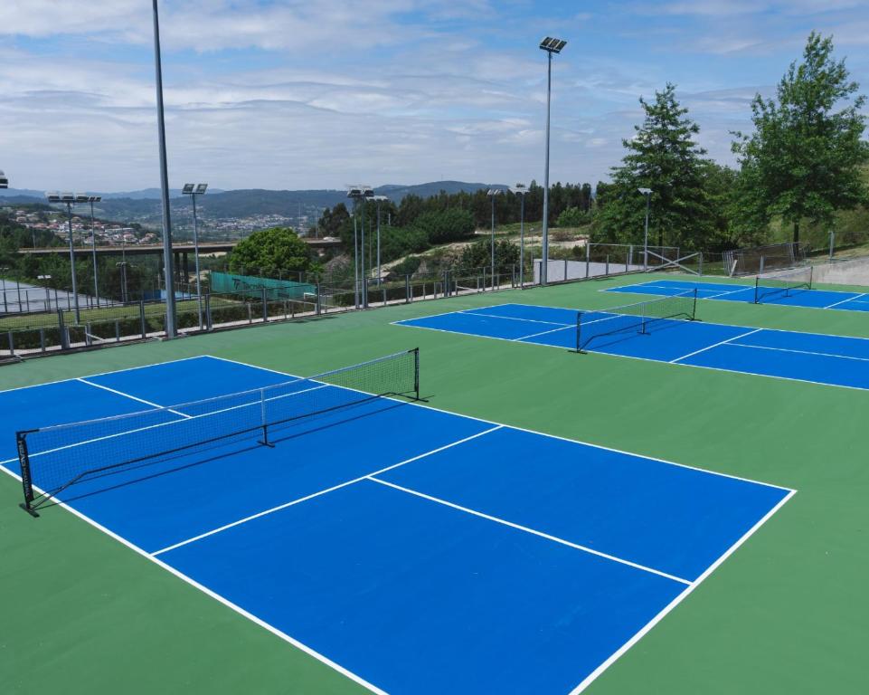Tenis a/nebo squash v ubytování Open Village Sports Hotel & Spa Club nebo okolí