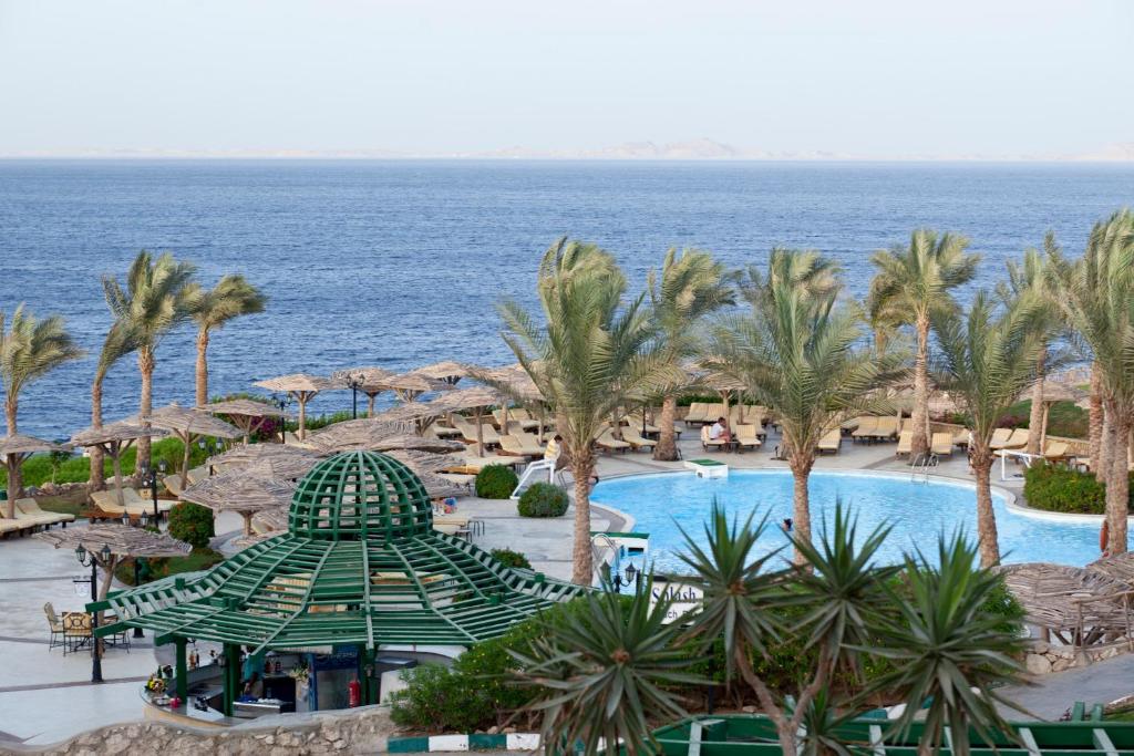 En udsigt til poolen hos Coral Beach Resort Tiran (Ex. Rotana) eller i nærheden