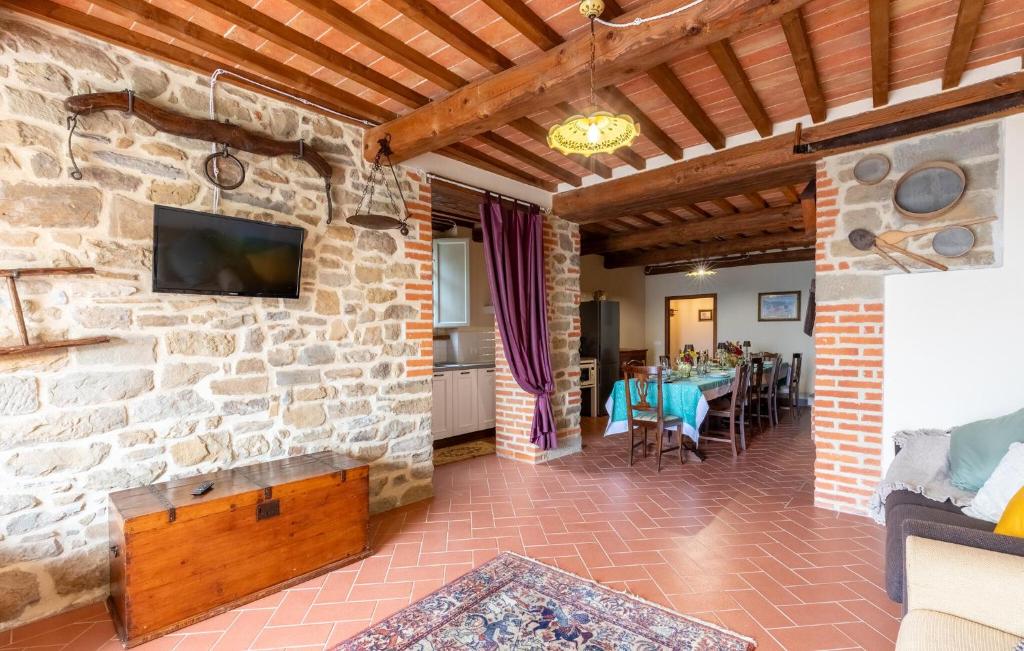Televízia a/alebo spoločenská miestnosť v ubytovaní Gorgeous Home In Castiglion Fiorentino