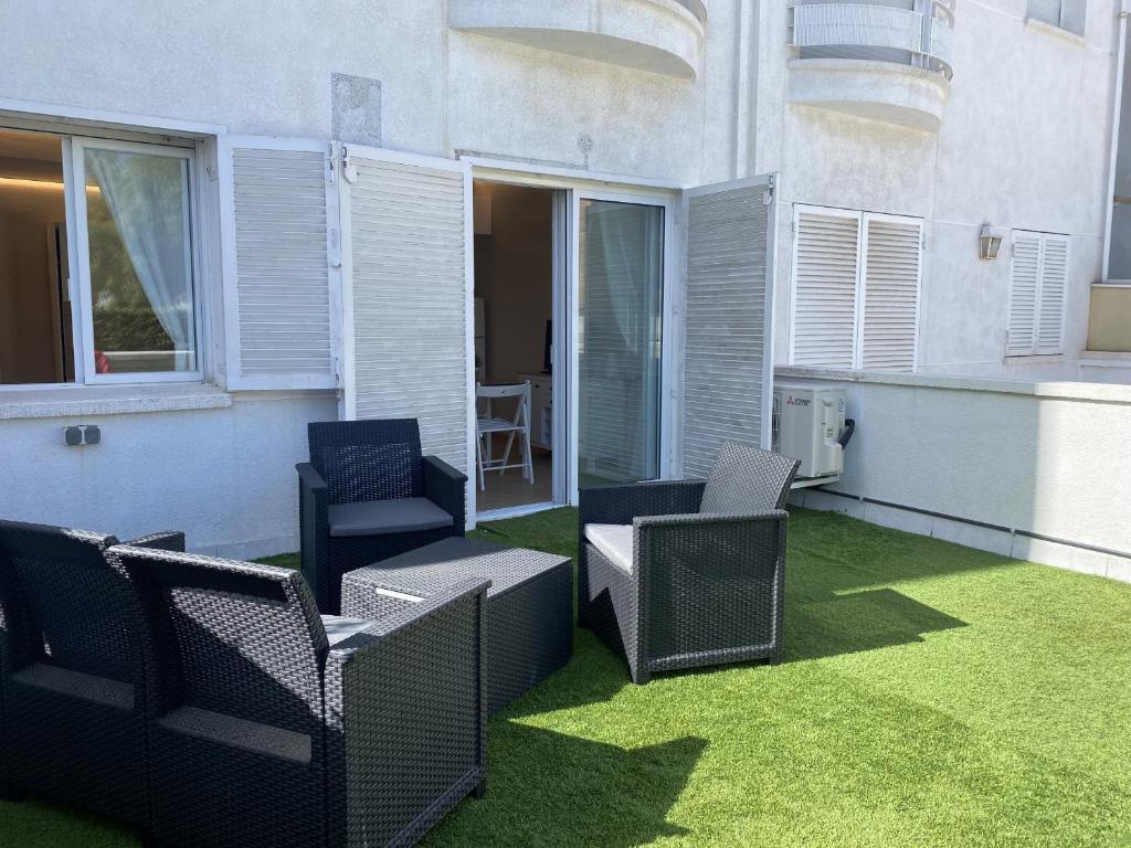 A seating area at R126 Beachfront Apartment Sant Salvador