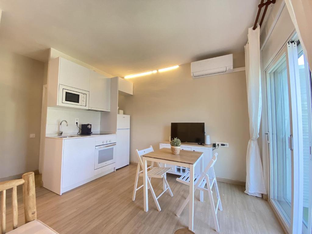 A kitchen or kitchenette at R126 Beachfront Apartment Sant Salvador