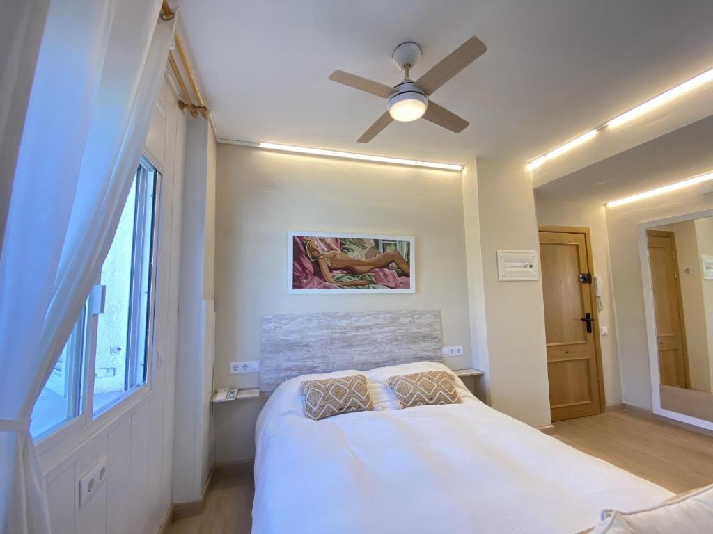 A bed or beds in a room at R126 Beachfront Apartment Sant Salvador