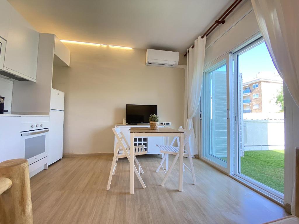 A kitchen or kitchenette at R126 Beachfront Apartment Sant Salvador