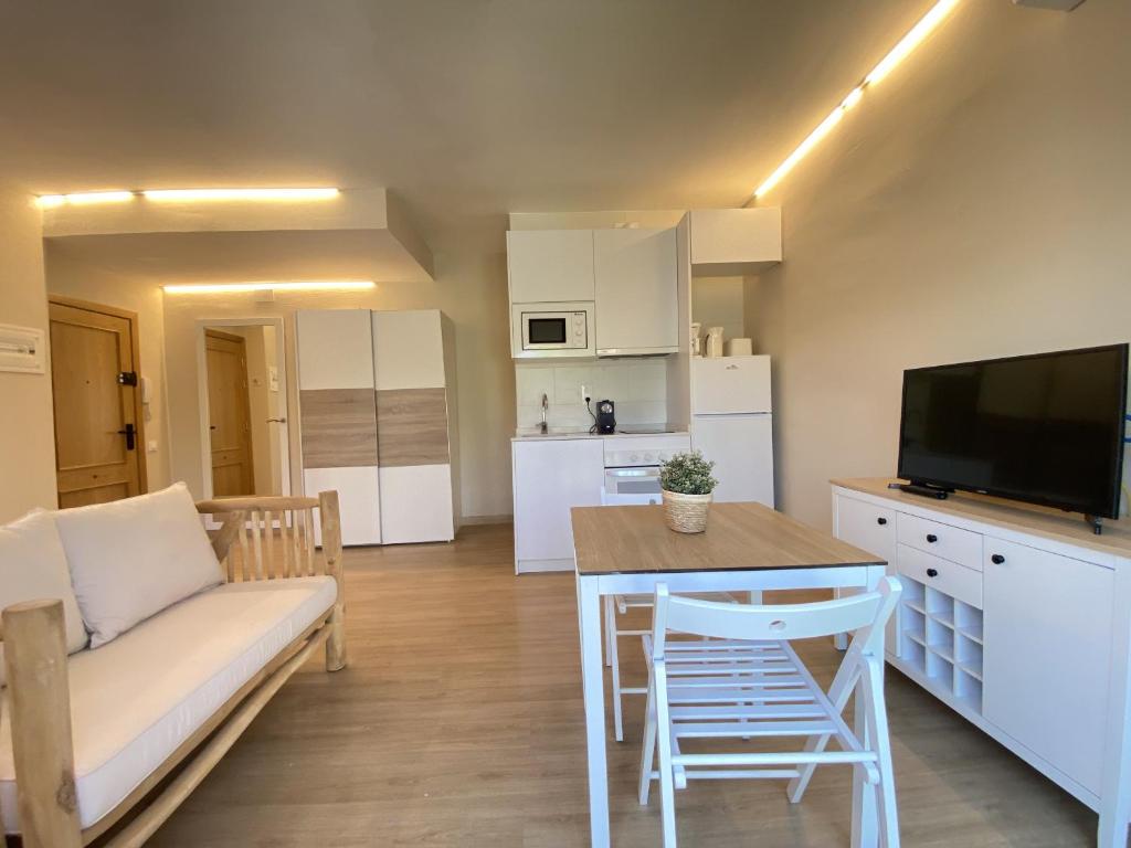 A kitchen or kitchenette at R126 Beachfront Apartment Sant Salvador