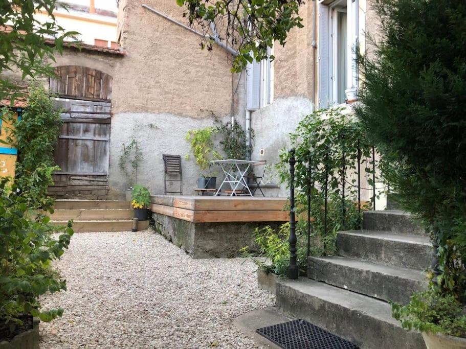 une maison avec un porche et des escaliers menant à une porte dans l'établissement L'Essentiel, à Dijon