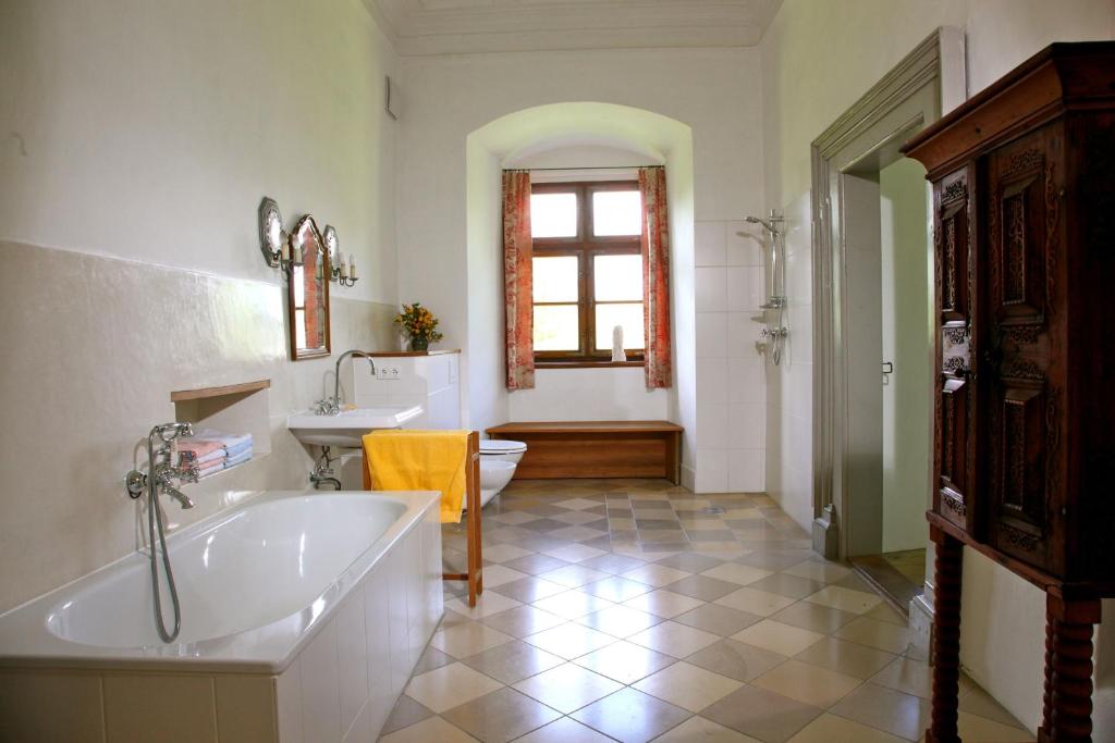 Schloss Hofstetten - Bischof-Suite - Two-Bedroom Apartment