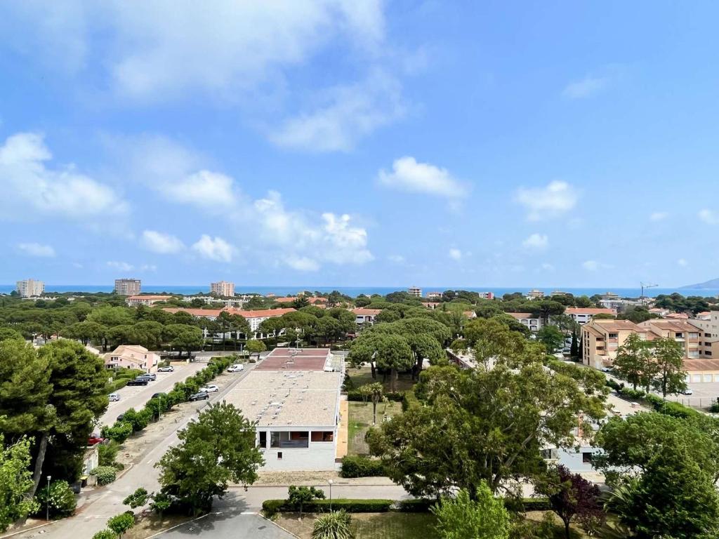 une vue d'une ville avec des arbres et des bâtiments dans l'établissement Studio cabine 4 pers à 500m de la mer avec TV, LV, LL et animaux admis - FR-1-225-219, à Argelès-sur-Mer