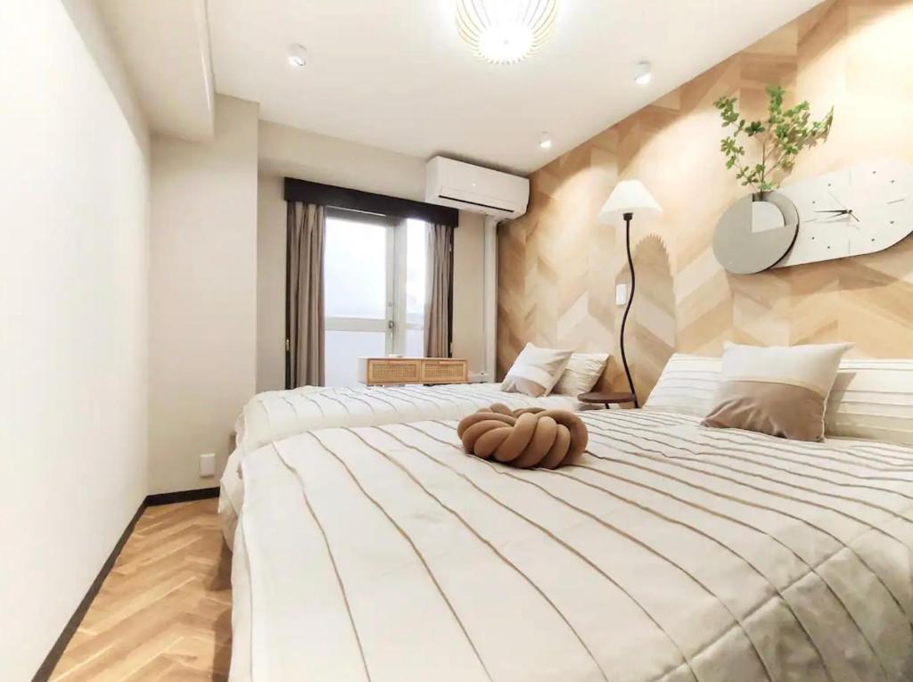 1 dormitorio con 2 camas en G81新宿最中心 两室一厅 新宿三丁目车站4分 2 rooms Shinjuku center 4 mins to ST Max 6P 直达新宿 涉谷 表参道 池袋 上野 代代木 银座 原宿, en Tokio