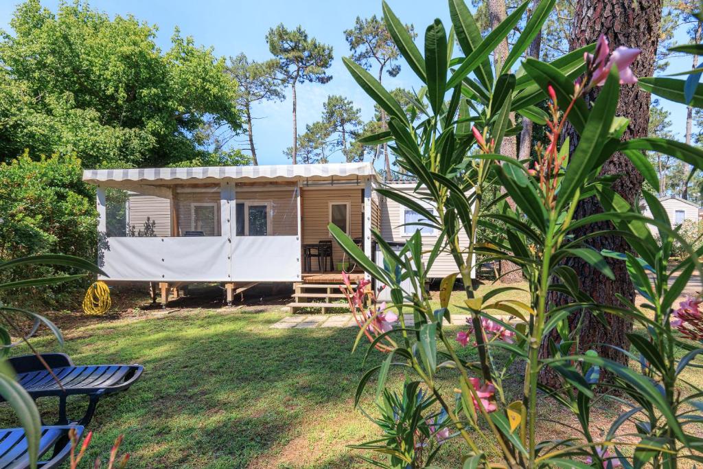 Taman di luar Mobile-home Alain