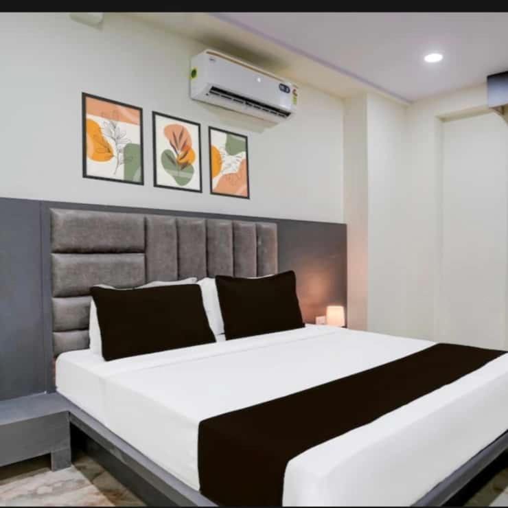 Postel nebo postele na pokoji v ubytování Hotel swagat inn bopal