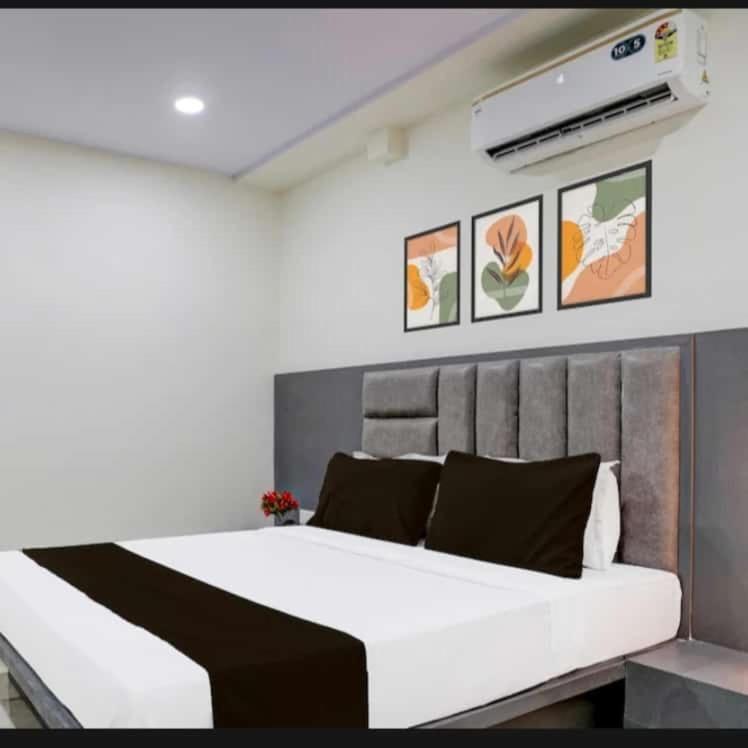 Postel nebo postele na pokoji v ubytování Hotel swagat inn bopal
