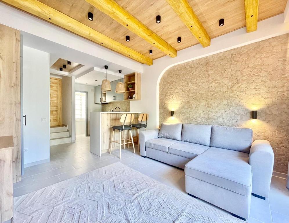 a living room with a couch and a kitchen at Luxury Townhouse Levante in Benidorm