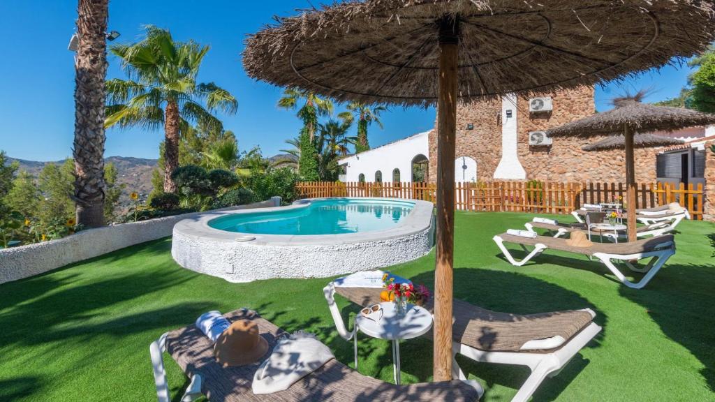 Basen w obiekcie Villa Gran Solano Colmenar by Ruralidays lub w pobliżu