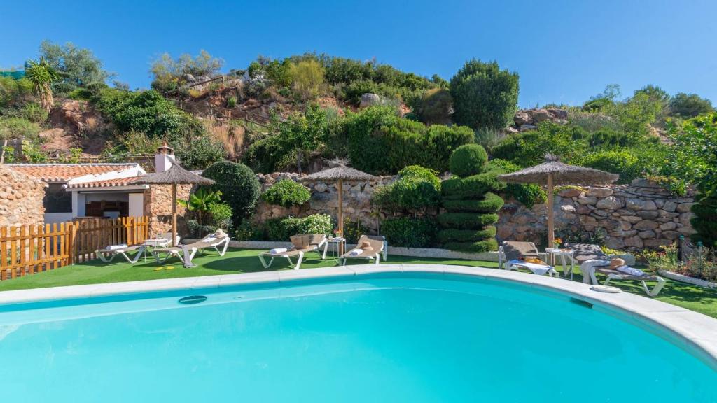 Basen w obiekcie Villa Gran Solano Colmenar by Ruralidays lub w pobliżu