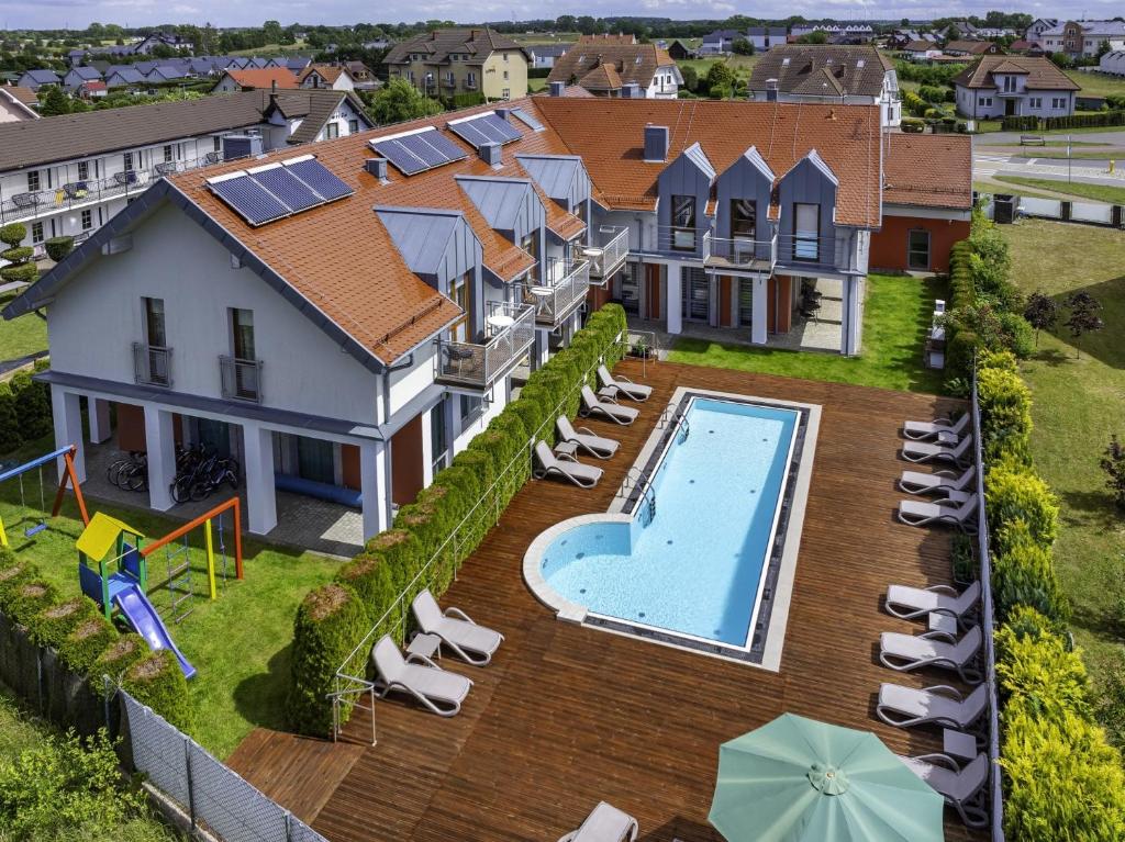 an aerial view of a house with a swimming pool at FRAJDA Dom Wypoczynkowy in Rewal