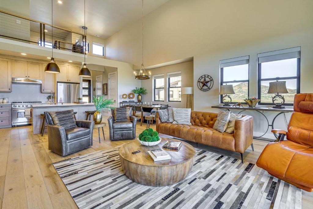 Kuchyň nebo kuchyňský kout v ubytování Spacious Heber City Home - Walk to Community Beach