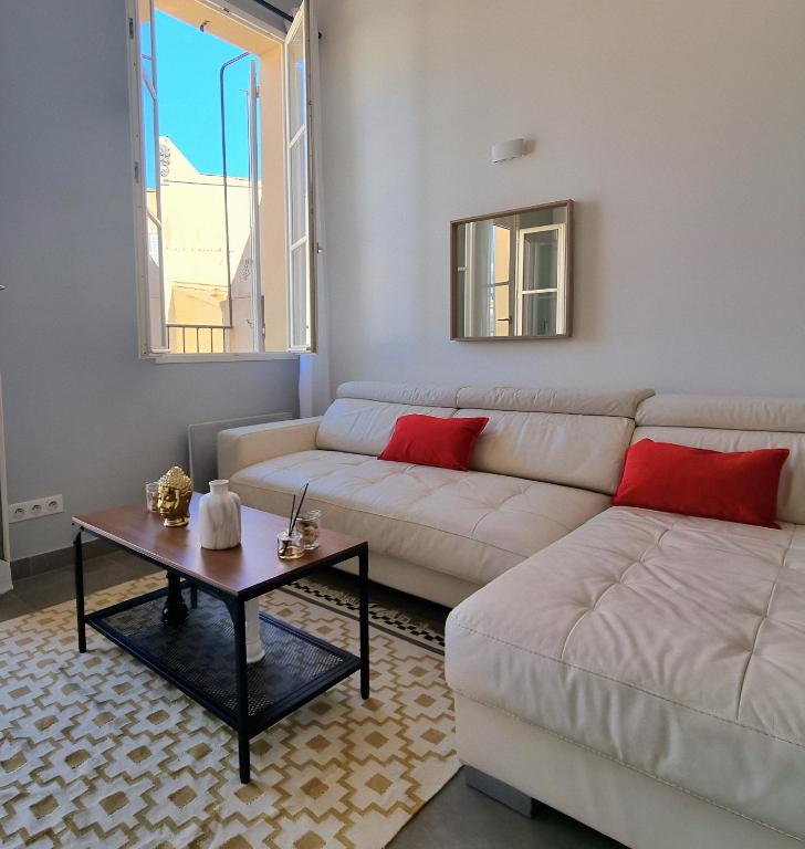 un salon avec un canapé et une table dans l'établissement Appartement T3 Duplex sous les Toits de Marseille Panier Vieux Port, à Marseille