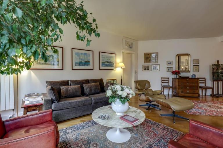 un salon avec un canapé et une table dans l'établissement GuestReady - Séjour raffiné près de la Tour Eiffel, à Paris