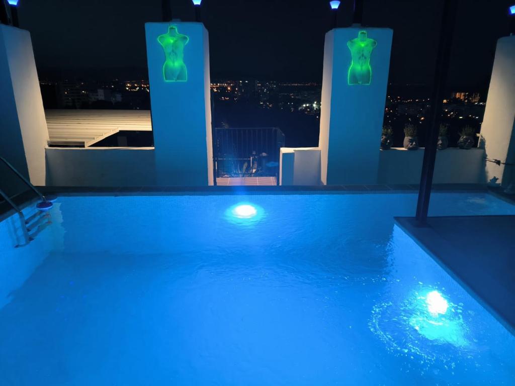Bazén v ubytovaní Pinar Suites Habitaciones alebo v jeho blízkosti