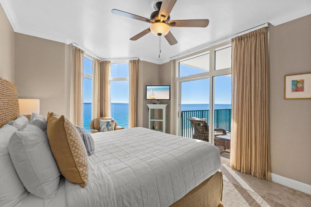 Postel nebo postele na pokoji v ubytování Jade East Towers 1040 by Newman-Dailey