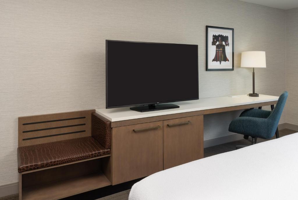 Hilton Garden Inn Philadelphia Center City - Queen Room With Two Queen Beds And Accessible Tub - Mobility Access