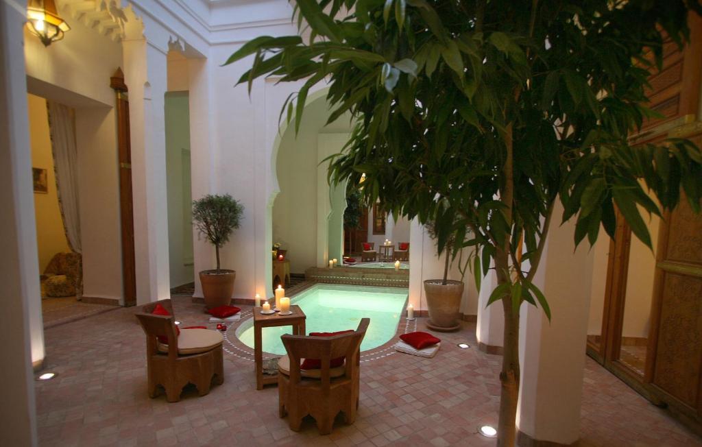 Bazén v ubytování Riad Chameau FDC Hôtel SPA nebo v jeho okolí