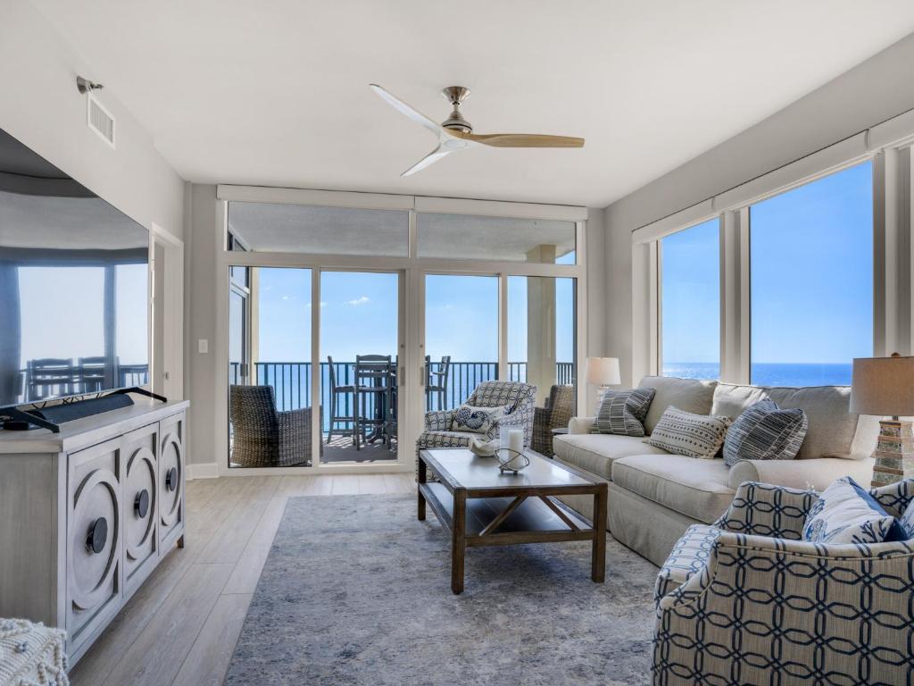 una sala de estar con un sofá y una mesa en Jade East Towers 1450 by Newman-Dailey, en Destin