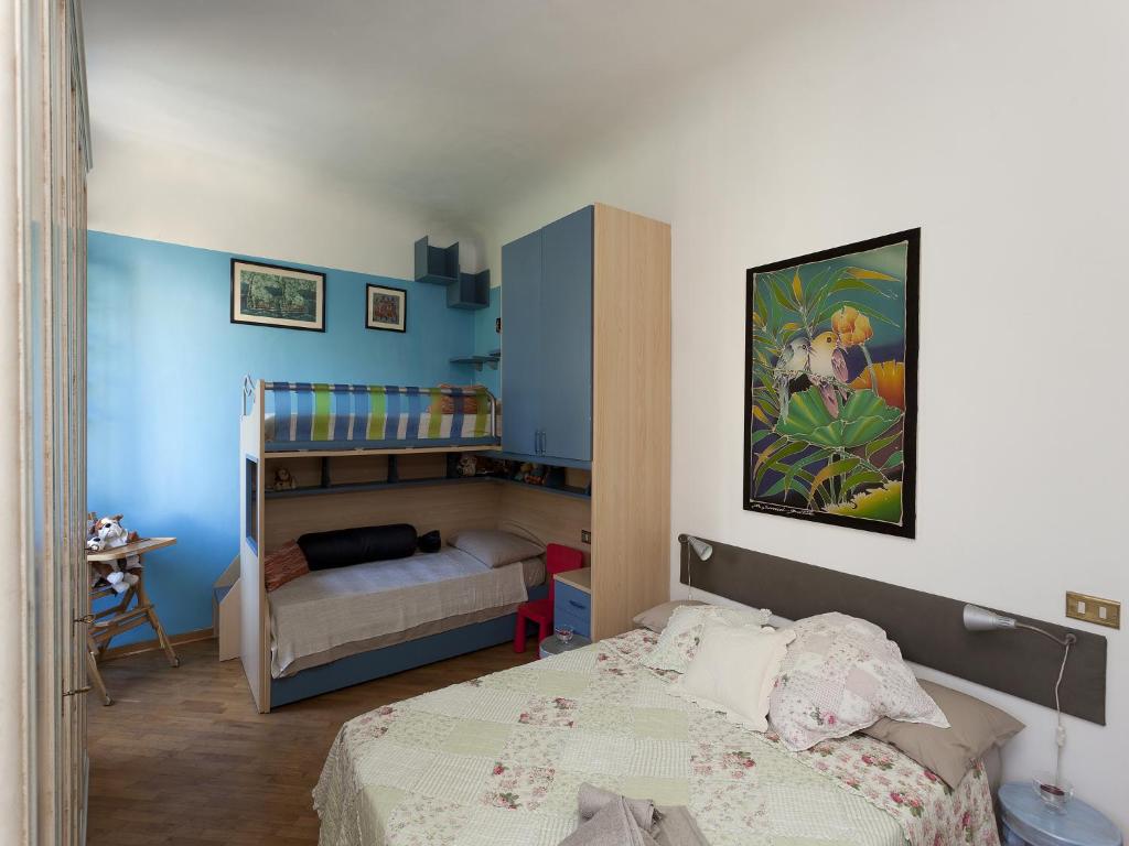 sypialnia z łóżkiem i łóżkiem piętrowym w obiekcie Oltrarno Home Silvia Florence we Florencji