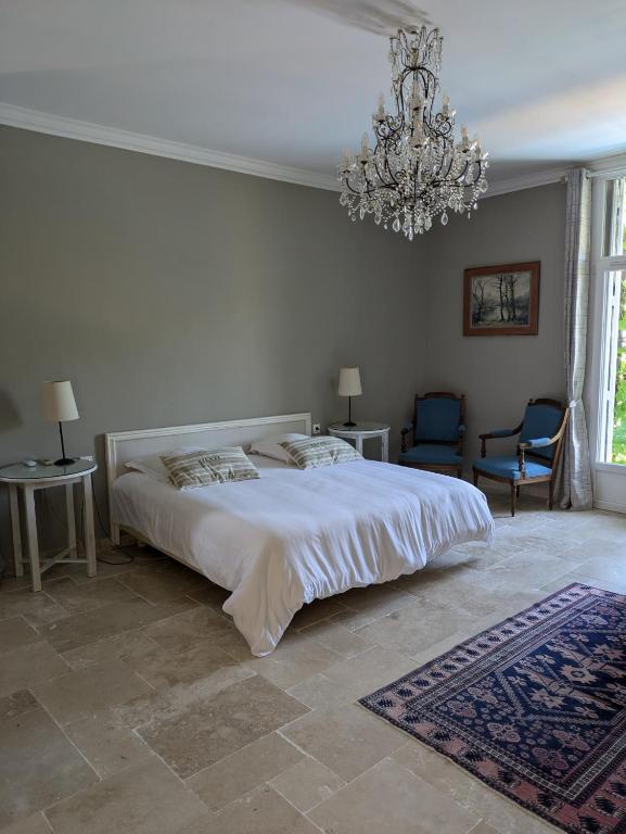 Postel nebo postele na pokoji v ubytování Le Domaine du Soulier -Gîte et chambres d'hôtes - La Maison du Gardien