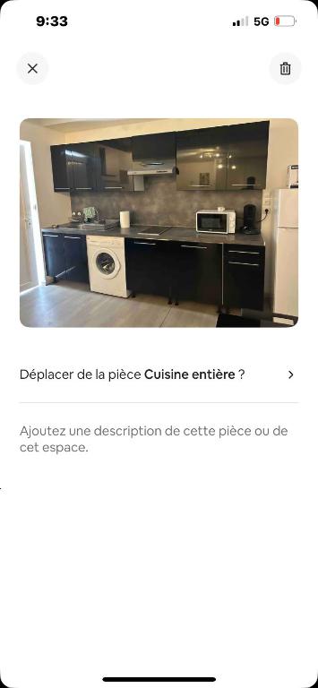 une capture d'écran d'une cuisine avec une grande télévision dans l'établissement Studio Notre dame de la garde, à Marseille