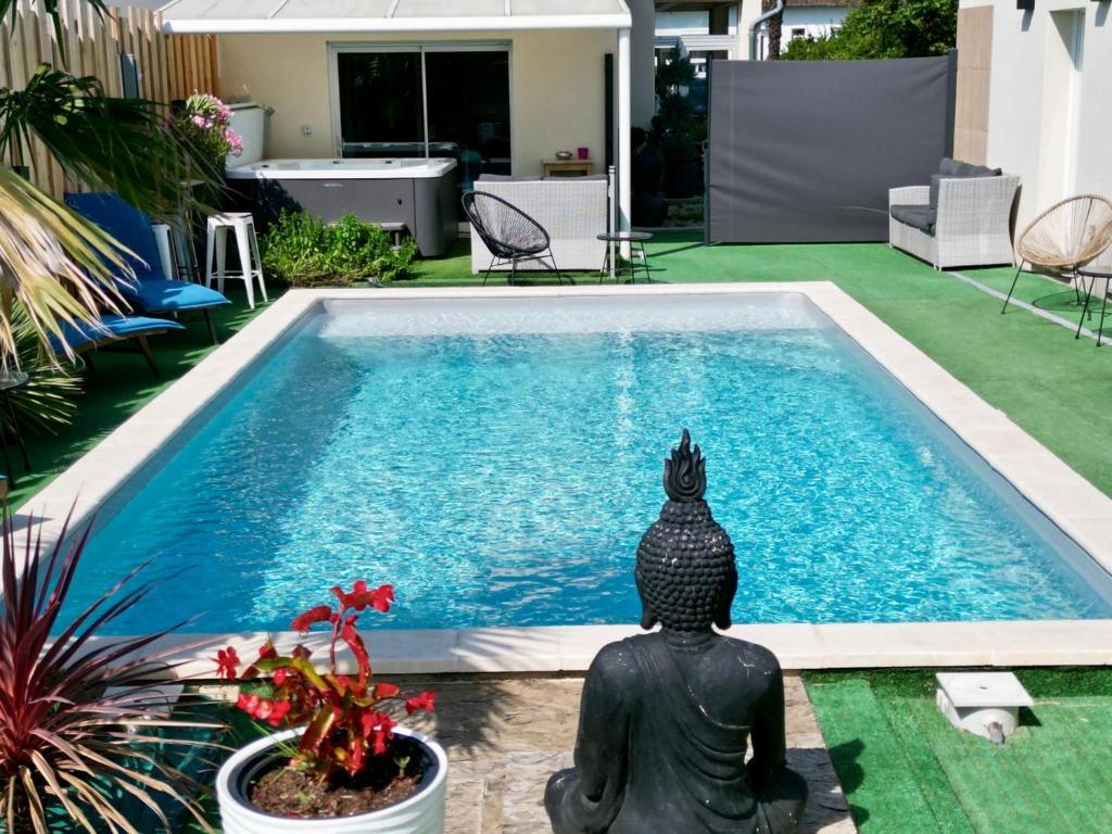 Photo de la galerie de l'établissement Appart jacuzzi prive piscine commune, à Portet-sur-Garonne