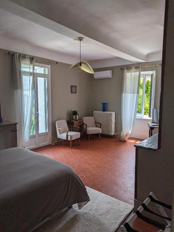 Posezení v ubytování Le Domaine du Soulier -Gîte et chambres d'hôtes - La Maison du Gardien