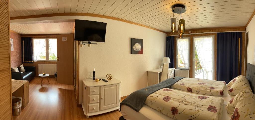 Postel nebo postele na pokoji v ubytování Chalet Hotel Adler AG