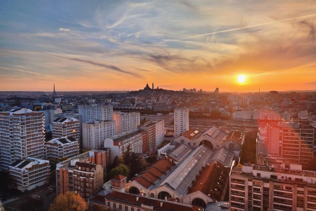 - une vue sur la ville au coucher du soleil dans l'établissement Lovely T2 with breathtaking views of Paris, à Paris
