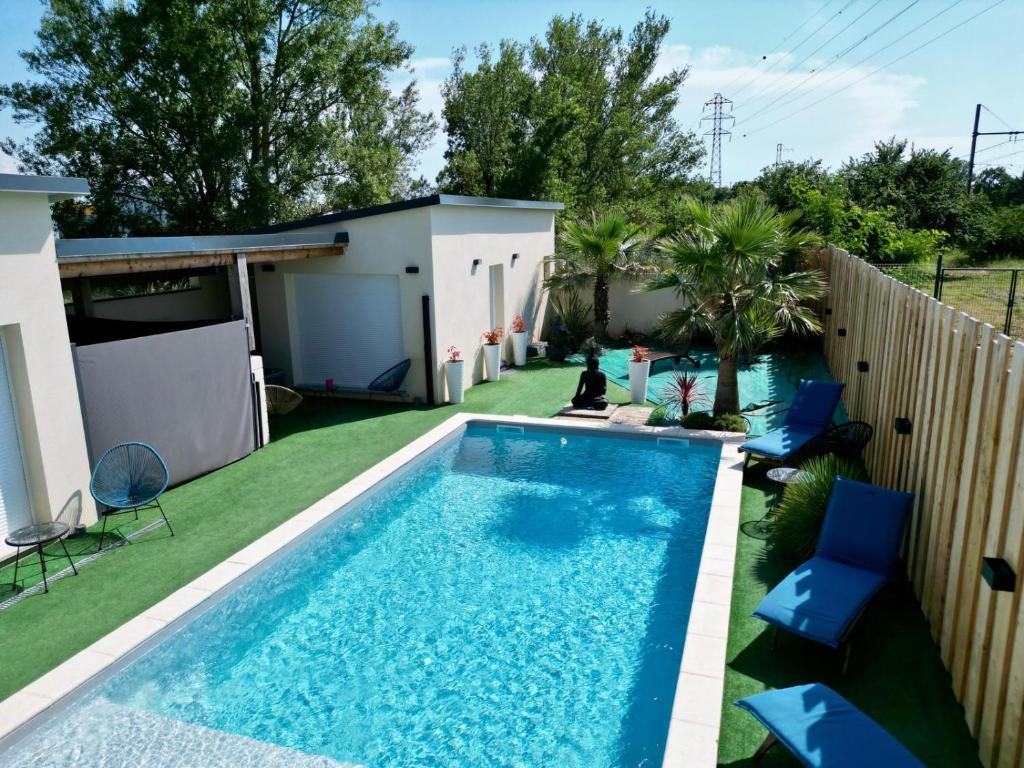 Photo de la galerie de l'établissement Studio jacuzzi prive piscine commune, à Portet-sur-Garonne