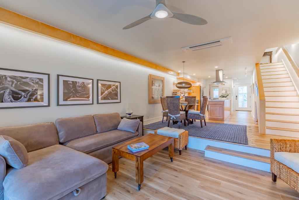 una sala de estar con un sofá y una mesa en 3025 Club Villas, en Fernandina Beach