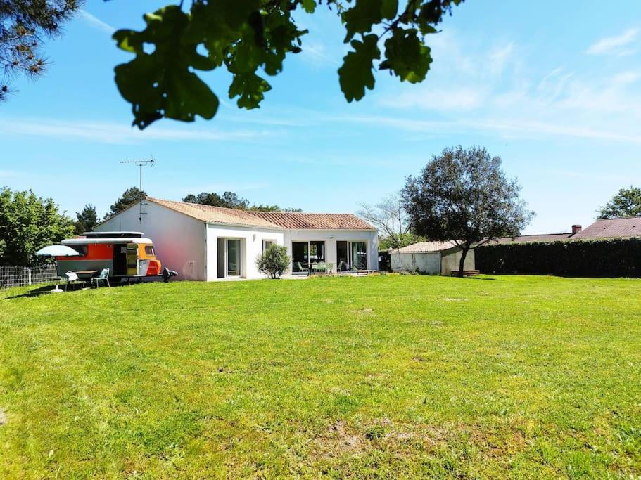 une maison avec une grande cour devant elle dans l'établissement calme villa spacieuse pensée pour10 proche mer, à Saint-Hilaire-de-Riez