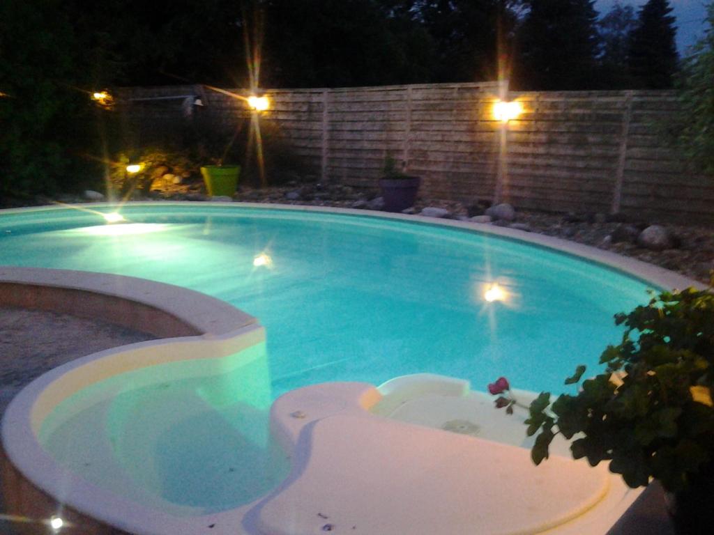 Bazén v ubytování Le Clos des Meix nebo v jeho okolí