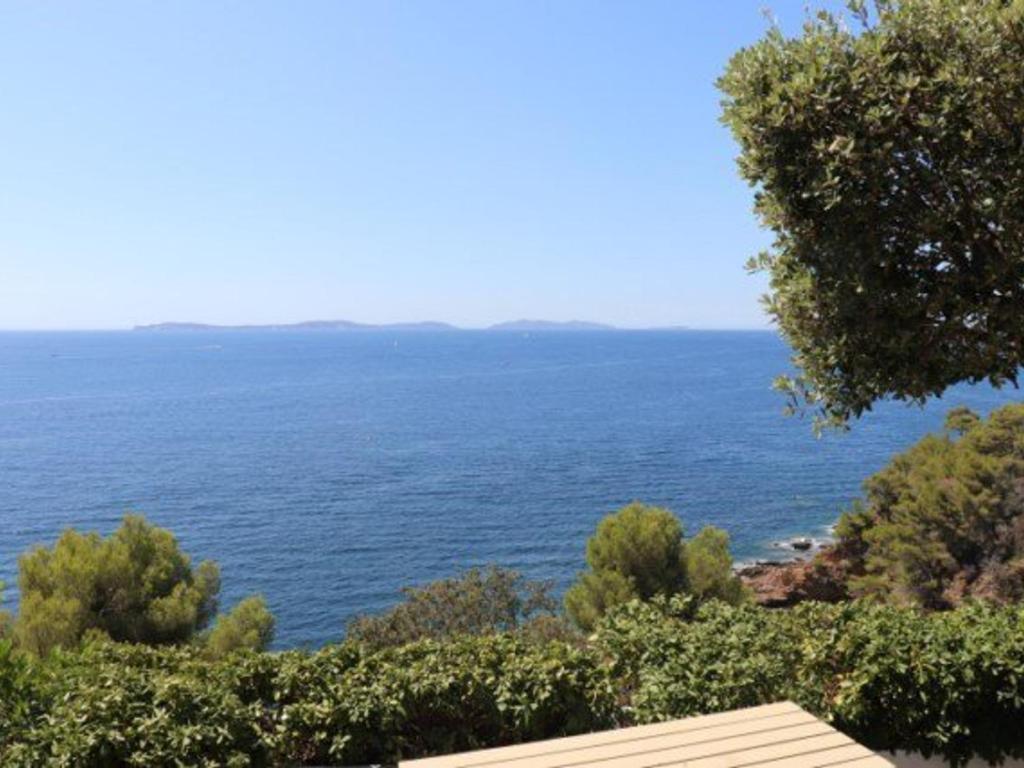 - une vue sur l'océan depuis une colline arborée dans l'établissement Belle villa à Cavalaire-sur-Mer avec piscine et vue mer - FR-1-100-228, à Cavalaire-sur-Mer