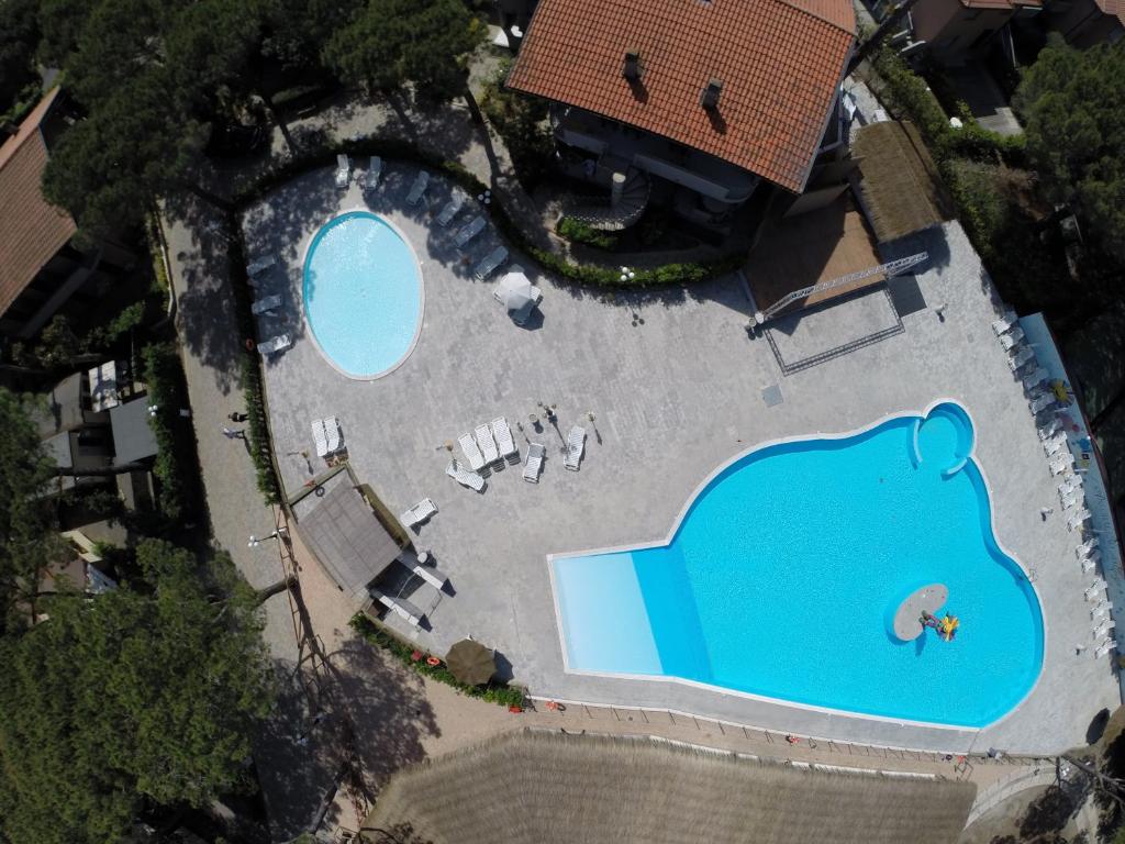 una vista sul tetto di una piscina in un resort di Arcobaleno Village a Marina di Bibbona