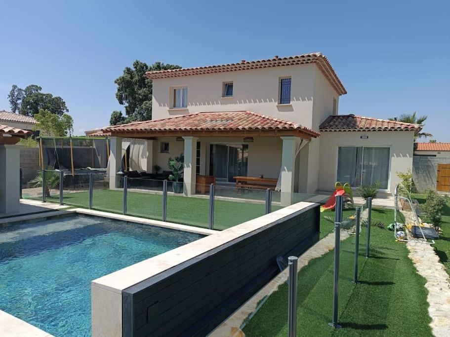 une maison avec une piscine devant une maison dans l'établissement Magnifique villa avec piscine, à Salon-de-Provence