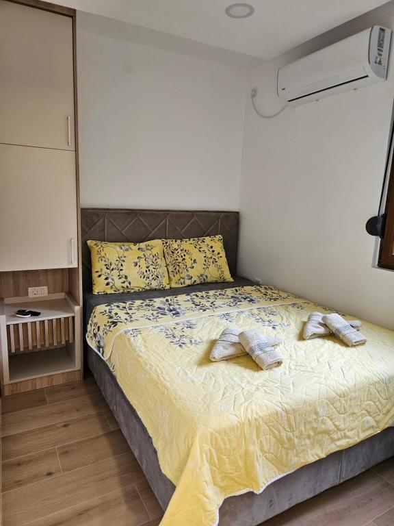 ein Schlafzimmer mit einem Bett mit zwei Handtüchern darauf in der Unterkunft Apartment Vento di Bocche III in Kotor