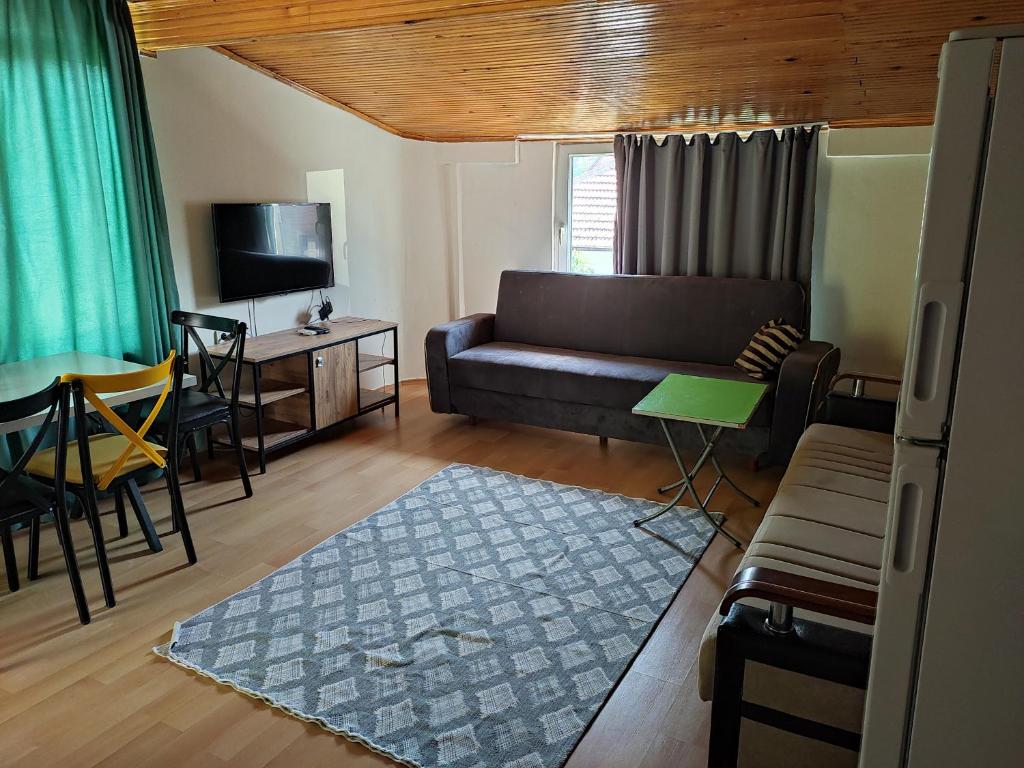 A television and/or entertainment centre at Garden Prizma Rooms&Aparts